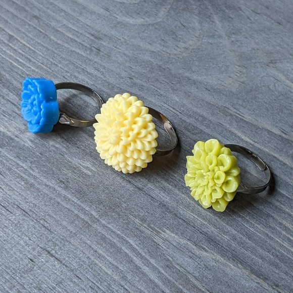 Floral Resin Rings Set of 3 - Blue Cherry Blossom, Yellow Mum, Green Dahlia - Picture 10 of 13